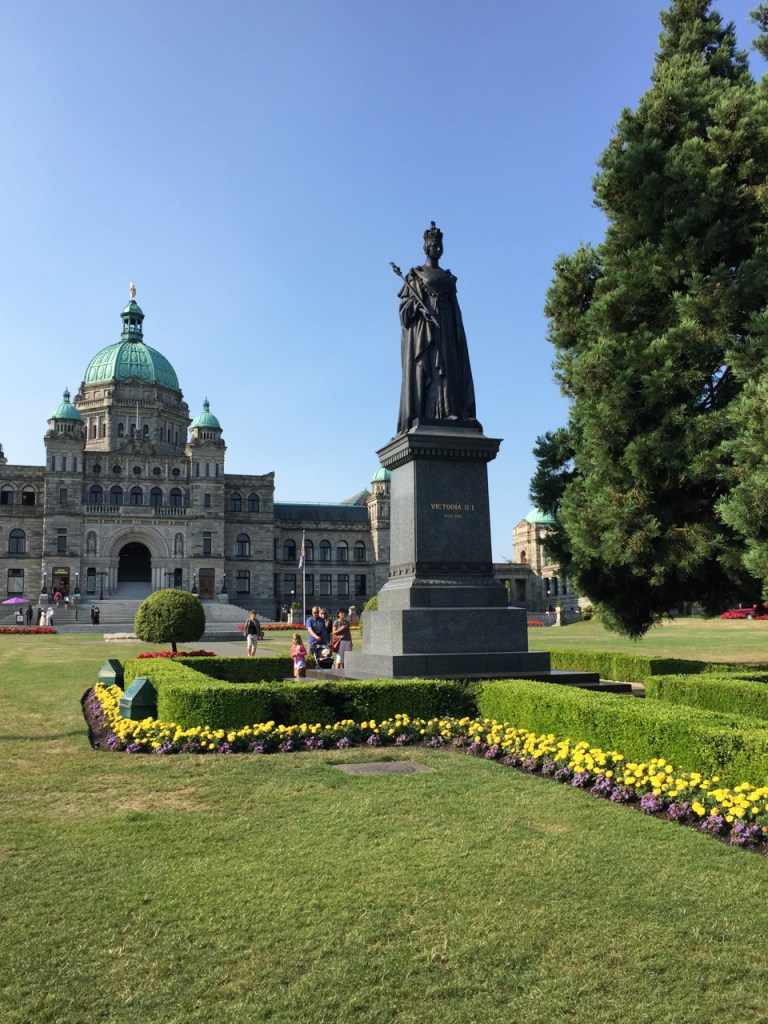 The queen stands very straight, holding a scepter. Her left foot is extended however, giving her the impression of motion.